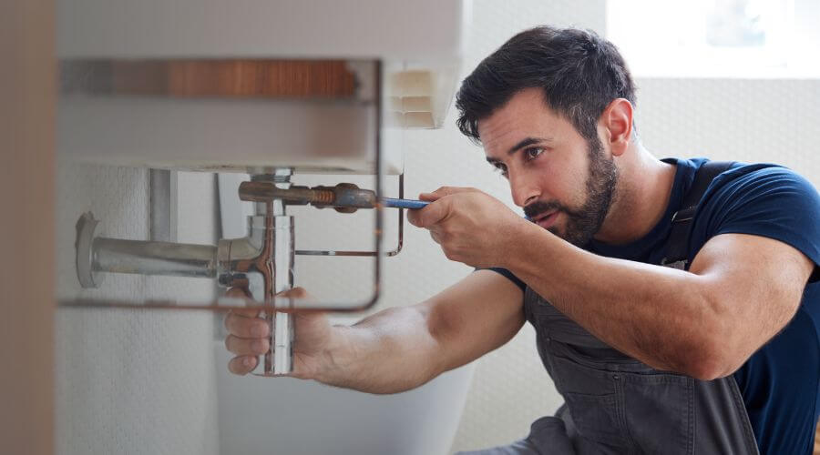 Expert burst pipe repair services in Mackinaw, IL